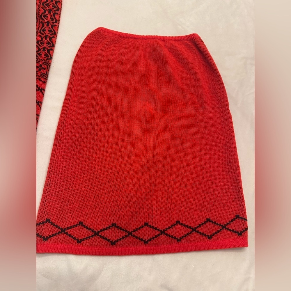 VINTAGE! Red and Black Wool Blend Patterned Skirt Set, sz M - Picture 12 of 13